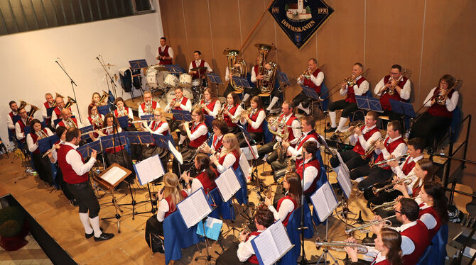 Bei ihrem Abend der Blasmusik begeisterten Oberstettens Dorfmusikanten rund 200 Zuhörer. FOTO: BLOCHING