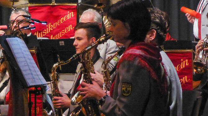 Voll konzentriert sind diese Musiker auf den nächsten Einsatz beim Jahreskonzert des Musikvereins Pliezhausen in der voll besetz