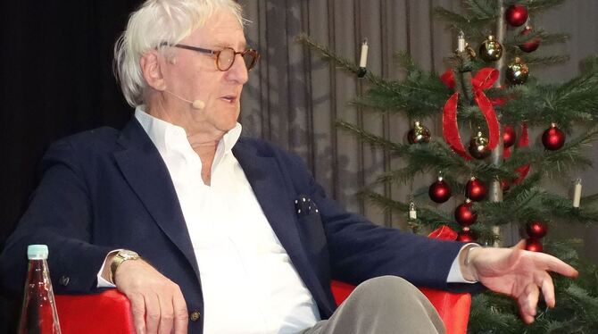 Entspannt: Günther Maria Halmer bei seiner Weihnachtslesung.  FOTO: BÖHM