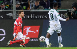 Ron-Robert Zieler (links) war glänzend aufgelegt. Hier pariert der VfB-Schlussmann gegen Gladbachs Denis Zakaria.  FOTO: EIBNER