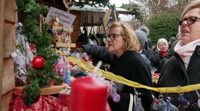 Schmuckes und Schmackhaftes gab es an vielen Ständen des Betzinger Weihnachtsmarktes zu kaufen. FOTOS: LEISTER