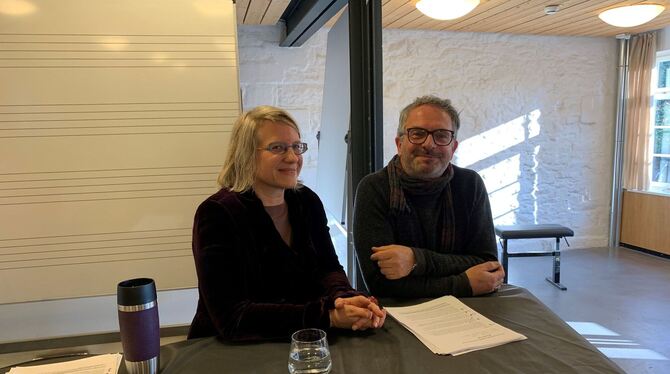 Karen Schultze  und Enrico Urbanek vom Theater Tonne lasen aus dem Buch »Der satanarchäolügenialkohöllische Wunschpunsch«. FOTO: