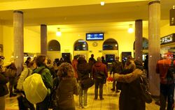 Reisende blicken am Montagmorgen im Hauptbahnhof Reutlingen auf die Anzeigetafel mit der Botschaft: "Beeinträchtigungen im Bahnv