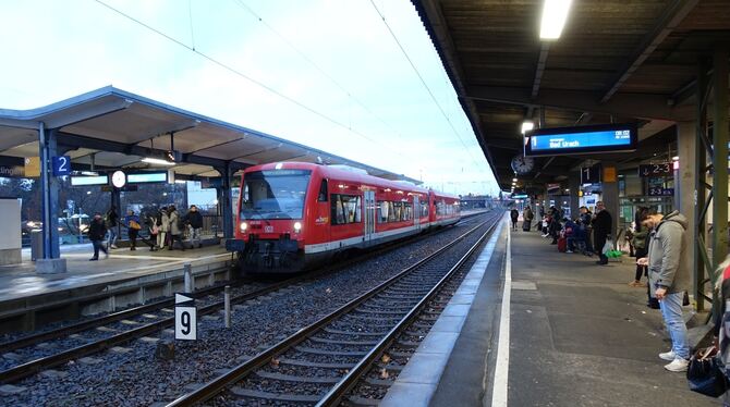 Warten an Gleis 1, Abfahrt an Gleis 2. Manche Züge fahren trotz des Warnstreiks.