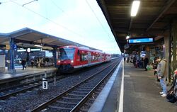 Warten an Gleis 1, Abfahrt an Gleis 2. Manche Züge fahren trotz des Warnstreiks.