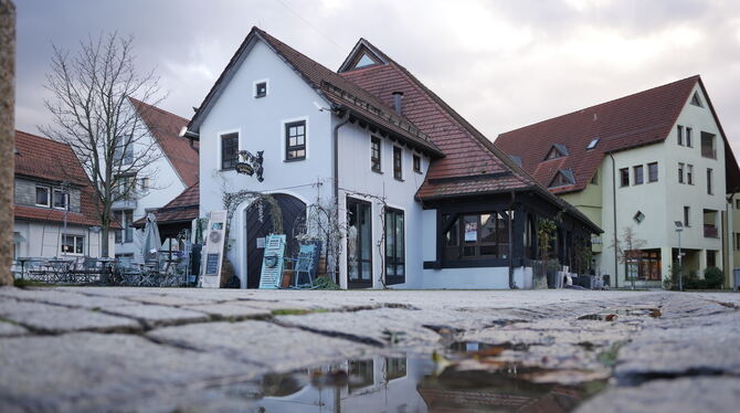 Der menschenleere Metzinger Kelternplatz. Ende des Jahres schließt das Restaurant Reblaus, zuvor waren bereits das Eiscafé Duemi