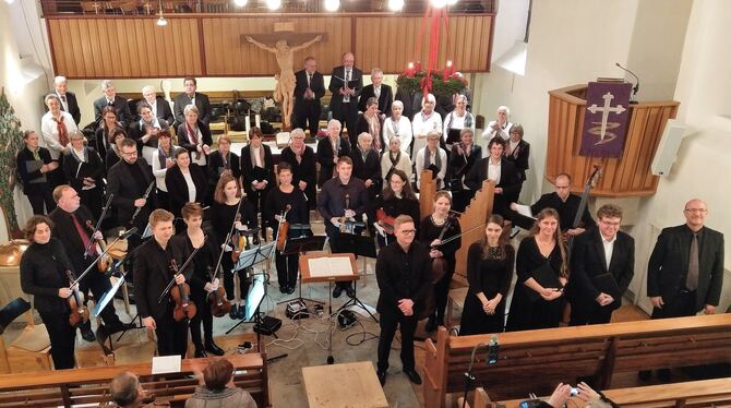 Der Kirchenchor Honau, Gesangssolisten und das Projektorchester schufen in der Galluskirche vorweihnachtliche Stimmung.  FOTO: B