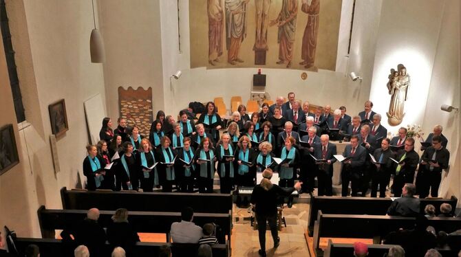 Stimmte auf die Adventszeit ein: der Sängerbund in der Kirche Bruder Konrad.  FOTO: LEISTER