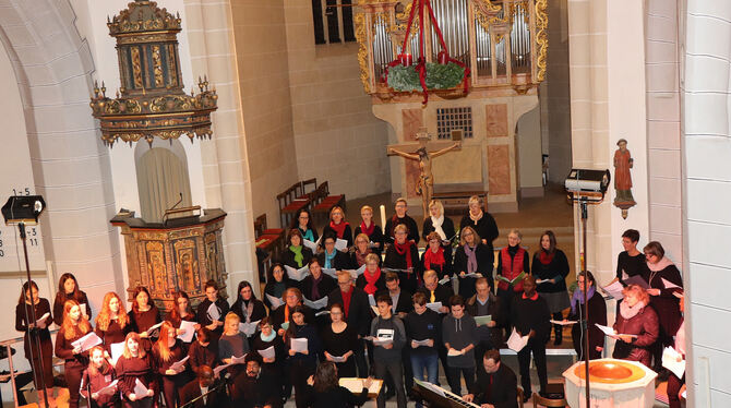 Jugendchor und Projektchor begeisterten mit gemeinsamem Gesang beim Adventskonzert in der Martinskirche. FOTO: BLOCHING