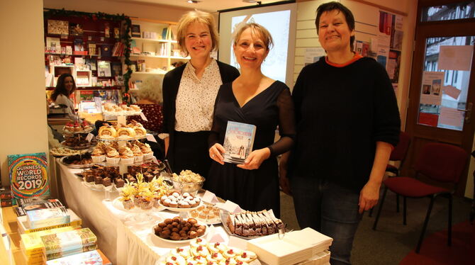 Die Metzinger Bestseller-Autorin Maria Nikolai (Mitte) las in der Buchhandlung am Markt von Sabine Hunzinger (rechts) in Bad Ura
