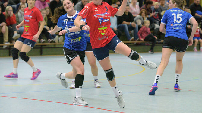 Katharina Werz (mit Ball) erzielte zwei Tore für die SG Ober-/Unterhausen. Links: Die elffache Torschützin Lydia Junger vom VfL