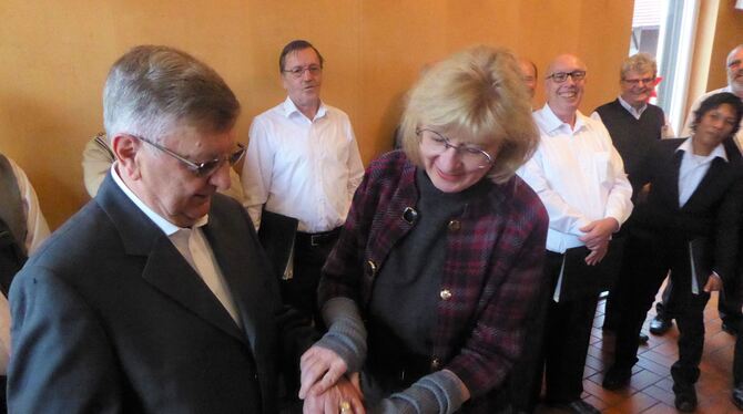 Erste Bürgermeisterin Ulrike Hotz überreichte Peter Metzger die Auszeichnung für 40 Jahre aktives Singen im Chor. FOTO: BERNKLAU