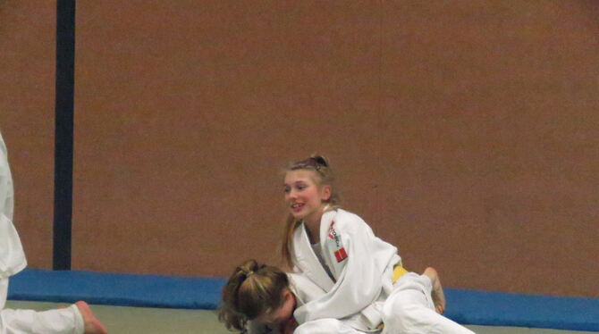 Julia macht seit sieben Jahren beim VfL Pfullingen Judo. Das Ziel bei diesem Sport ist, den Gegner auf den Rücken zu werfen. FOT