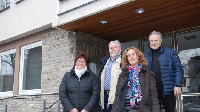 Dr. Uwe Dufraine und Dr. Nadja Dinkel (Zweiter und Dritte von links) werden im Neuhäuser Rathaus eine gemeinschaftliche Hausarzt
