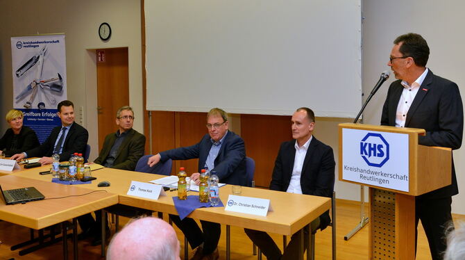 Cindy Holmberg, Carl-Gustav Kalbfell, KHS-Geschäftsführer Ewald Heinzelmann, Thomas Keck und Christian Schneider (von links). Am