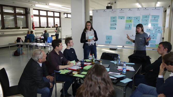 Die knapp 20 Teilnehmer des Workshops bei GEA erarbeiteten rund 170 Thesen zu kommunalpolitischen Fragen. Am 12. Januar soll der