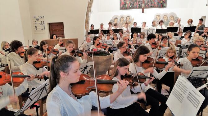 Ein zauberhaftes Adventskonzert gestalteten die Ensembles der Musikschule. FOTO: BÖHM