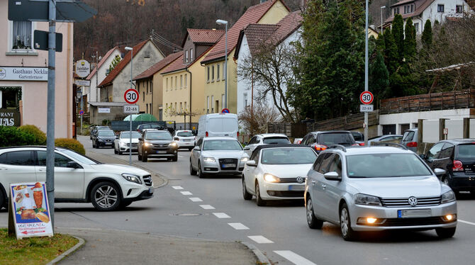 In Oberhausen gilt demnächst auch tagsüber Tempo 30. Bisher mussten die Autos dort nur nachts langsamer fahren.  FOTO: NIETHAMM