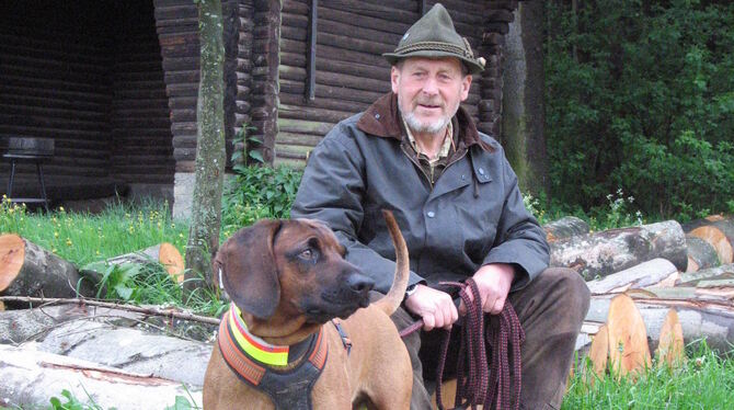 Norbert Reich mit Camiro auf einem Foto aus dem Jahr 2010. Damals war der Bayerische Gebirgsschweißhund auf der Höhe seiner Leis