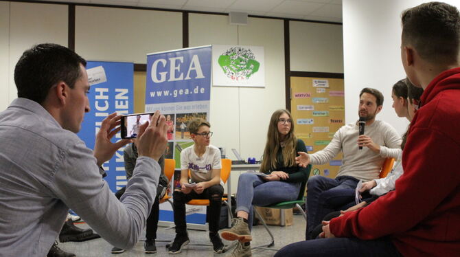 Der Youtube-Star in echt und für später im Video: »MrWissen2go« im Interview und beim Autogramme-Schreiben an der Gustav-Mesmer- Der Youtube-Star in echt und für später im Video: »MrWissen2go« im Interview und beim Autogramme-Schreiben an der Gustav-Mesmer-