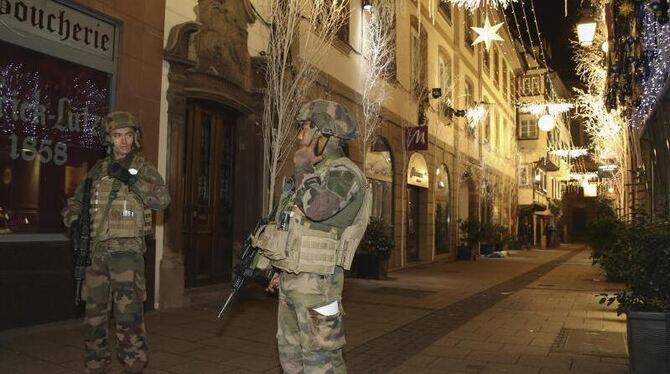 Soldaten sichern Straßburger Weihnachtsmarkt