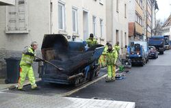 Erst wird der Gehweg asphaltiert, später dann die Beutterstraße selbst.
