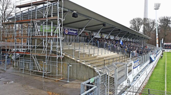 Beim Oberliga-Spiel Stuttgarter Kickers versus SSV Reutlingen gab’s trotz Dach im Gazi-Stadion nasse Füße.  FOTO: BAUMANN