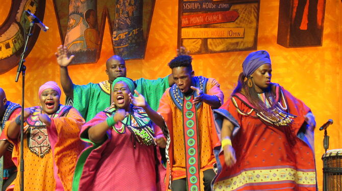 Der Soweto Gospel Choir riss das Publikum in der Reutlinger Stadthalle zu stehenden Ovationen hin.  FOTO: STRÖHLE