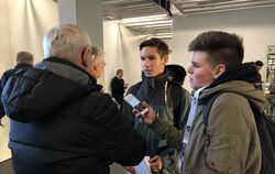 ZmS-Reporter im Einsatz: Tim Reibel (rechts) und Niklas Schmid interviewen Richard Tröster, einen Fan des SSV Reutlingen. FOTO: 