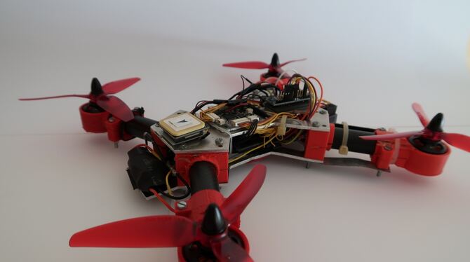 Viele Kabel und viele Arbeitsstunden stecken im Racecopter, den Adrian und Christian selbst gebaut haben. FOTO: ZMS