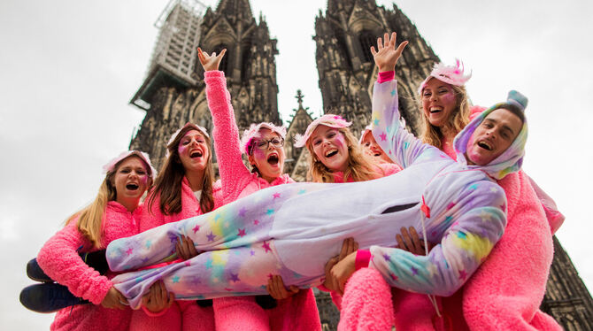 Kölner Karnevals-Hotspot: Rund um den Dom wird ausgelassen gefeiert. FOTO: DPA