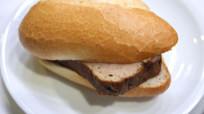 Ein Leberkäs-Brötchen