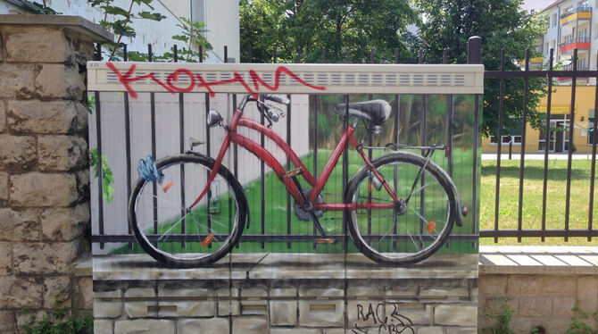 Täuschen und Tarnen: Ein bemalter Telekom-Kasten.   FOTO: TELEKOM