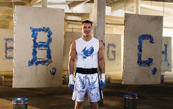 Wladimir Klitschko boxte »in seinem ersten Kampf über 26 Runden« jeden Buchstaben des Alphabets in blauer Farbe auf Leinwand und