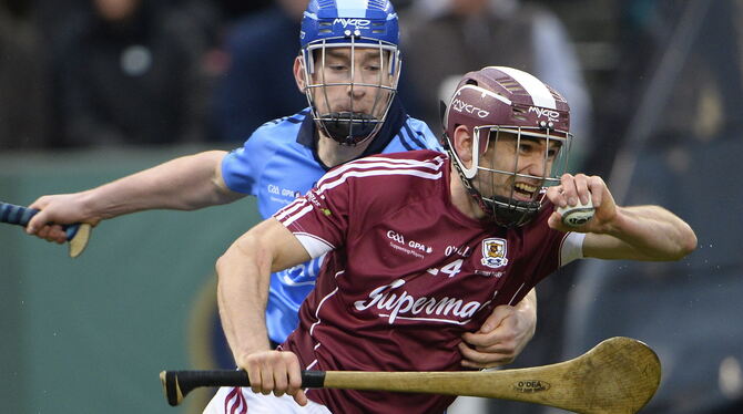 Ein Hurling-Spiel in der Profiliga. Hier spielt gerade Galway (Spieler in Rot) gegen Dublin (Spieler in Blau). FOTO: DPA
