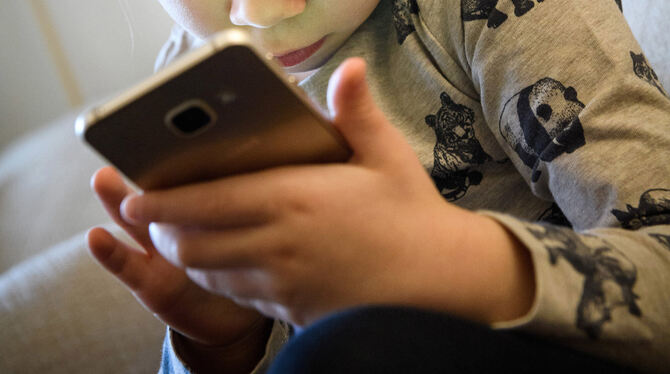 Manche Kinder sind so oft am Handy, dass sie anderes vernachlässigen.  FOTO: DPA