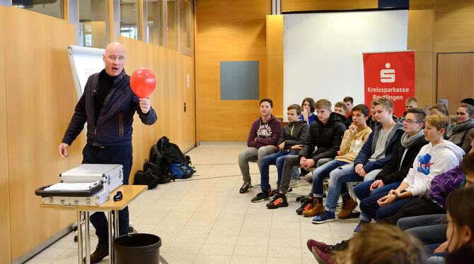 Schauspieler Alexej Boris erklärt mit einem Luftballon, wie empfindlich die Umwelt auf »Terra«, also der Erde, ist. FOTO: PIETH Schauspieler Alexej Boris erklärt mit einem Luftballon, wie empfindlich die Umwelt auf »Terra«, also der Erde, ist. FOTO: PIETH