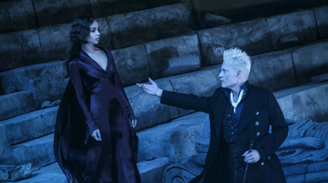 Unheimliche nächtliche Begegnung: Zoë Kravitz als Leta Lestrange und Johnny Depp als Grindelwald.   FOTO: WARNER BROS.