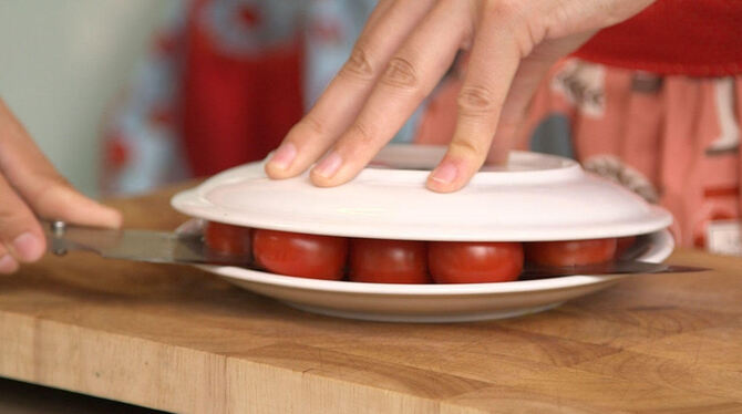 Anleitung zum schmackhaften Tomatensalat.   FOTO: ZMS