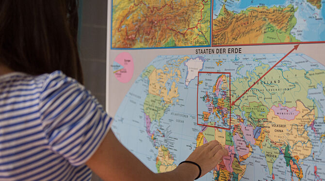 Eine Schülerin zeigt auf eine Weltkarte.   FOTO: DPA