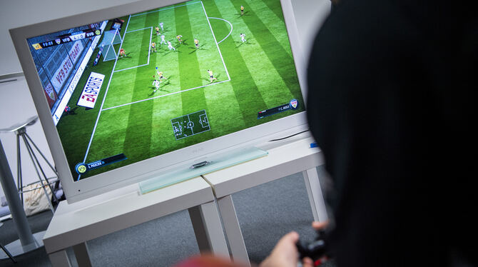 Beim Fußball-Videospiel »Fifa 19« können mehrere Spieler gegeneinander antreten. FOTO: DPA Beim Fußball-Videospiel »Fifa 19« können mehrere Spieler gegeneinander antreten. FOTO: DPA