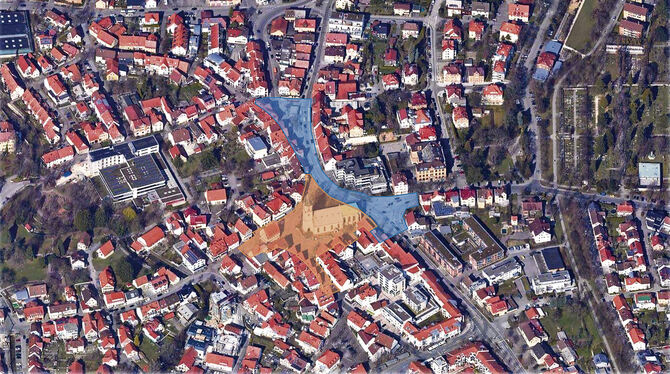 Der Wettbewerb beinhaltet eine Planung für den Marktplatz (rot) und einen Ideenteil für den Lindenplatz (blau).  FOTO: STADT PFU