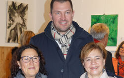 Ida Baumann, Bürgermeister Matthias Henne und Vero Bobke (von links) haben die alte Schule in Gauingen vielfältig mit Leben gefü