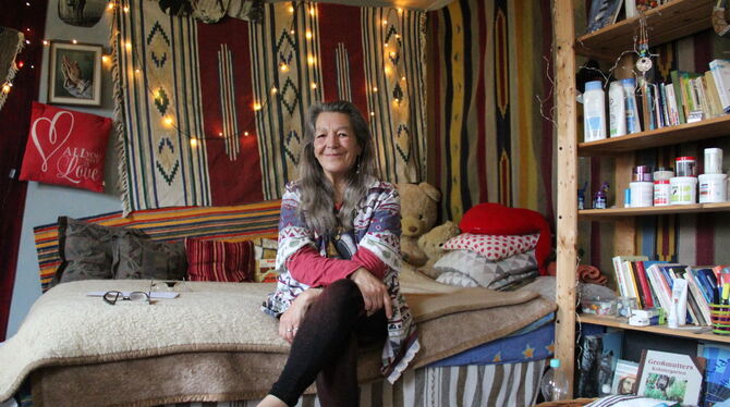 Renate Welz in ihrem Zimmer in der Engstinger Notunterkunft in Kohlstetten. FOTO: DEWALD