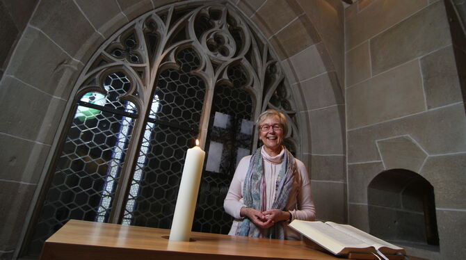 Bärbel Hartmann, die Leiterin von Stift Urach, geht in den Ruhestand. Hier ist sie in der Kapelle zu sehen – einem Raum, in dem