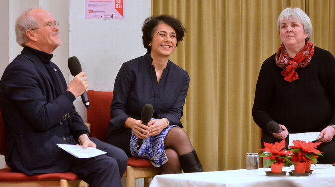 Golineh Atai (Mitte) stellt sich den Fragen der Moderatoren Ulla Heinemann und Professor Norbert Vogel. FOTO: NIETHAMMER