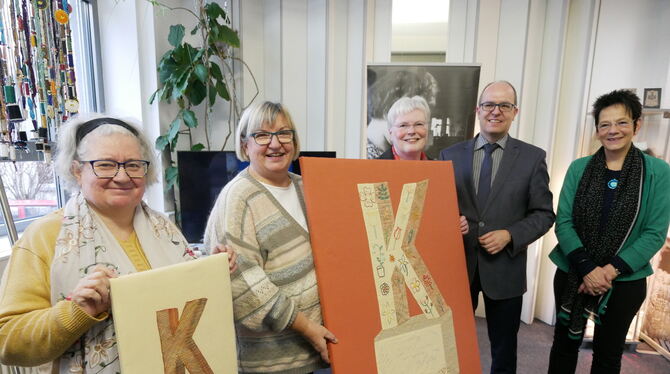 Die Ravensburger Fadenkünstlerinnen Maria Brunner (von links), Paula Nenning und Sabine Staudhammer übergaben ihre Kunstwerke an