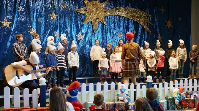 Ein Höhepunkt der Kinderweihnachtsfeier: der Projektchor von Fünf- bis Zehnjährigen aus dem Dorf unter der Leitung von Magdalene