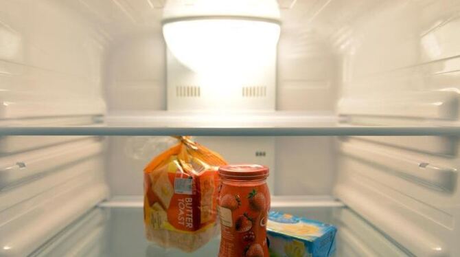 Konfitüre, Toastbrot und Butter stehen in einem Kühlschrank