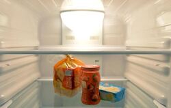 Konfitüre, Toastbrot und Butter stehen in einem Kühlschrank